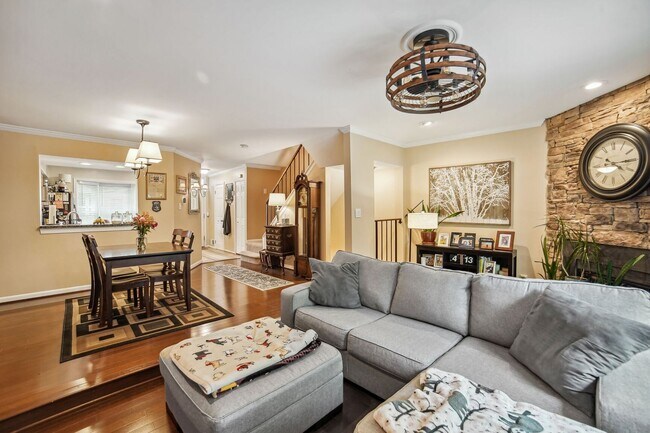 Building Photo - Wonderful 2BR/3.5BA townhouse located in B...
