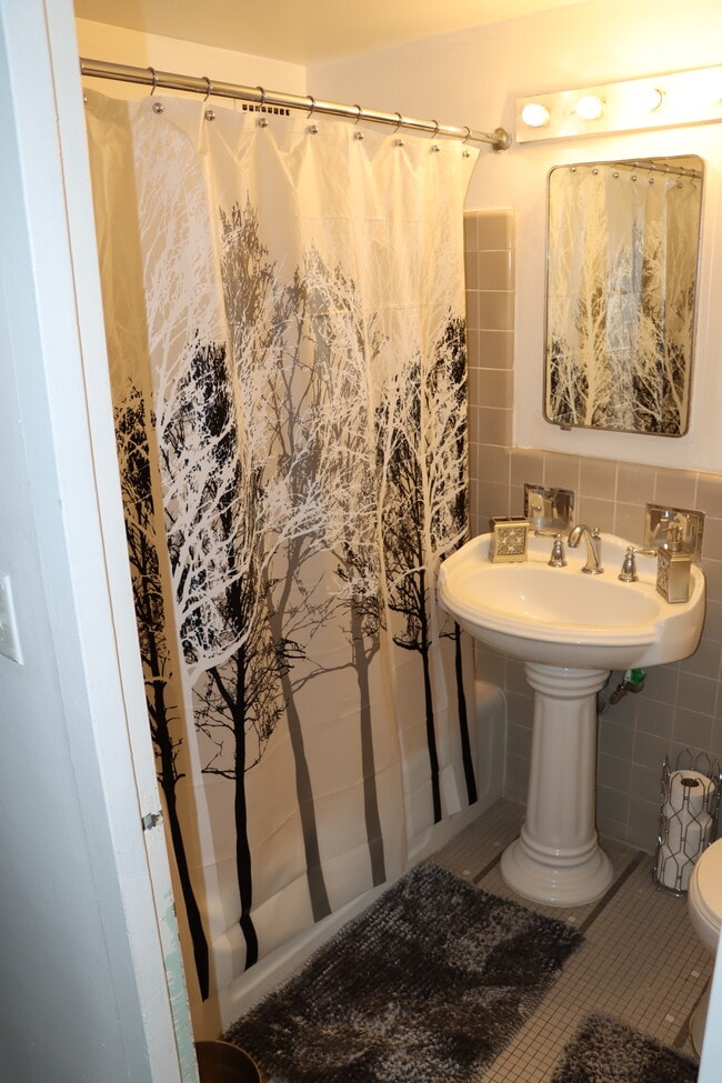Both Bathroom same size and decor - 431 S Burnside Ave