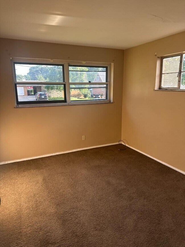Building Photo - 5110 Chantilly Dr