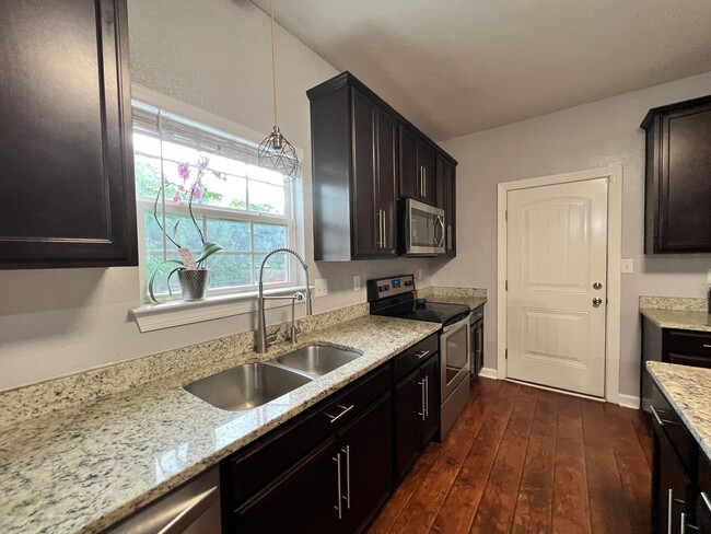 Building Photo - 3 bedroom home in Portmsouth