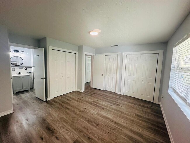 Building Photo - 408 NE 12th Ave