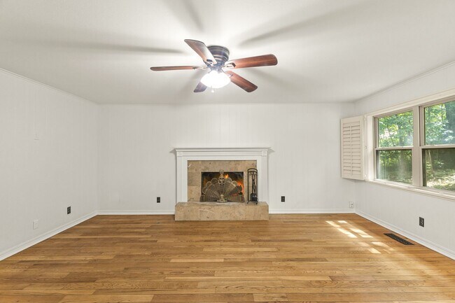Building Photo - 2825 Inwood Ln