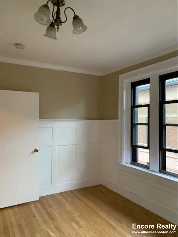 Building Photo - 448 Park Dr