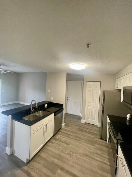 Building Photo - 1 Bedroom / 1 Bath Condo in Gated Community.