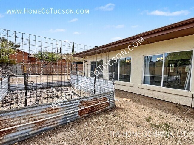 Building Photo - 2320 W Calle Grato