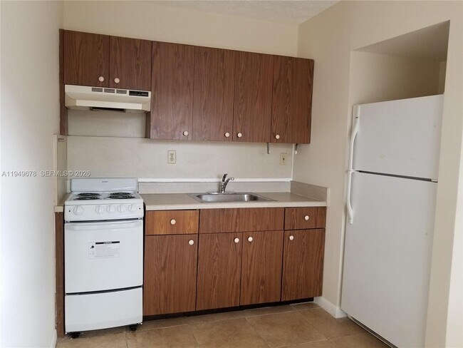 Building Photo - 2308 Monroe St