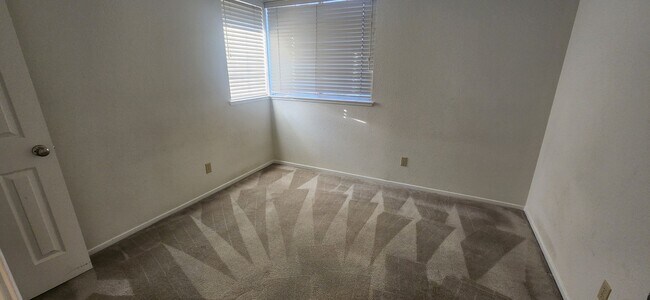 Building Photo - 4 Bedroom Home in Elk Grove