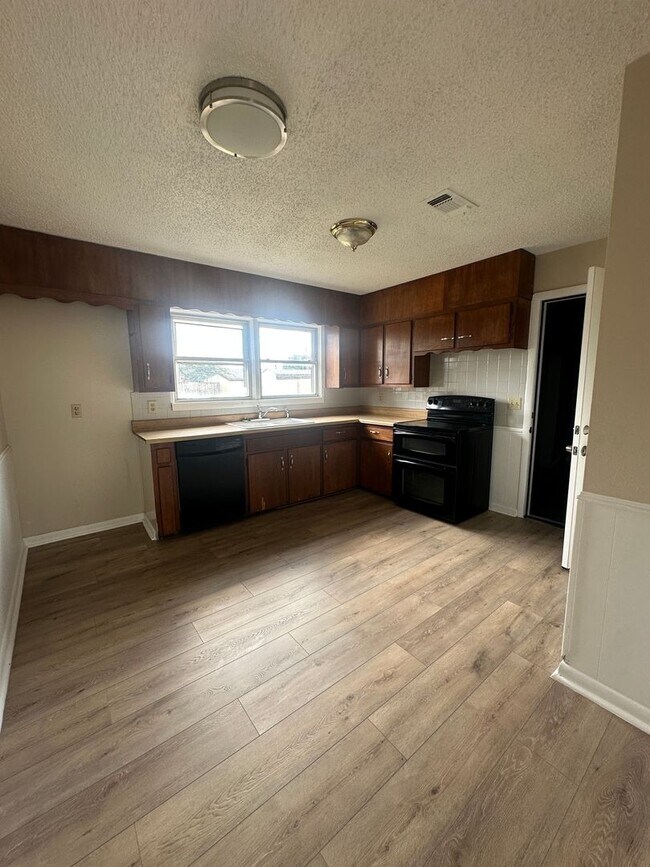 Building Photo - Updated 3 Bedroom Home