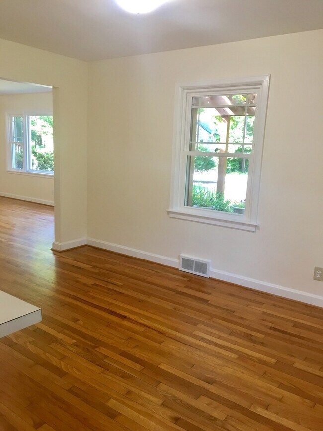 Building Photo - Wonderful Kenilworth location! Lovely land...
