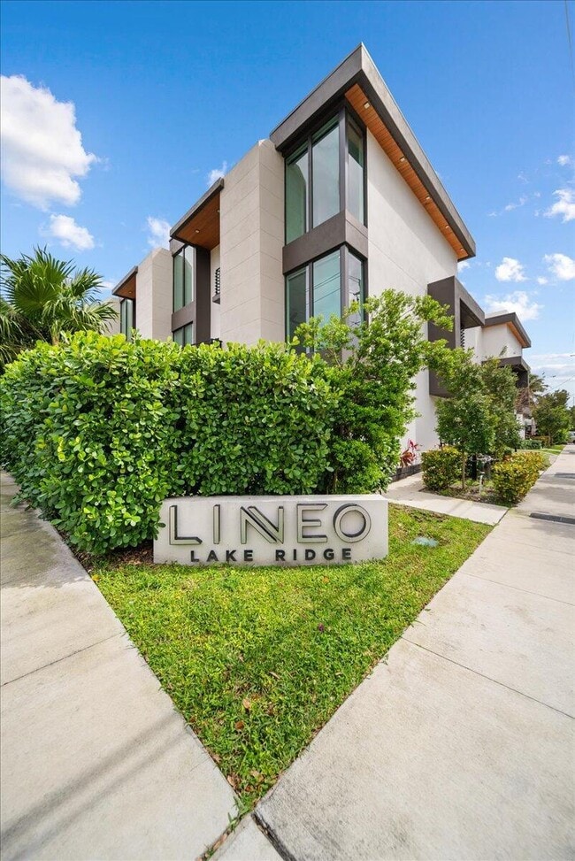 Building Photo - 1052 N Victoria Park Rd