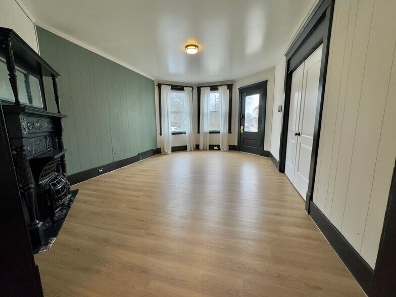 Building Photo - 1851 W 58th St