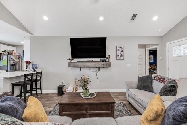 Building Photo - 3 bedrooms 2 bathrooms