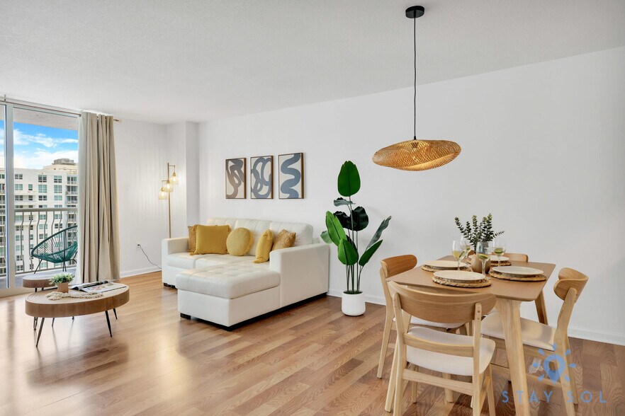 Building Photo - 1200 Brickell Bay Dr