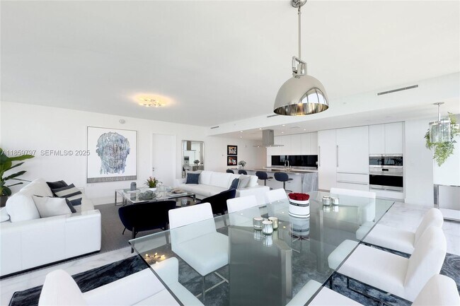 Building Photo - 700 NE 26th Terrace