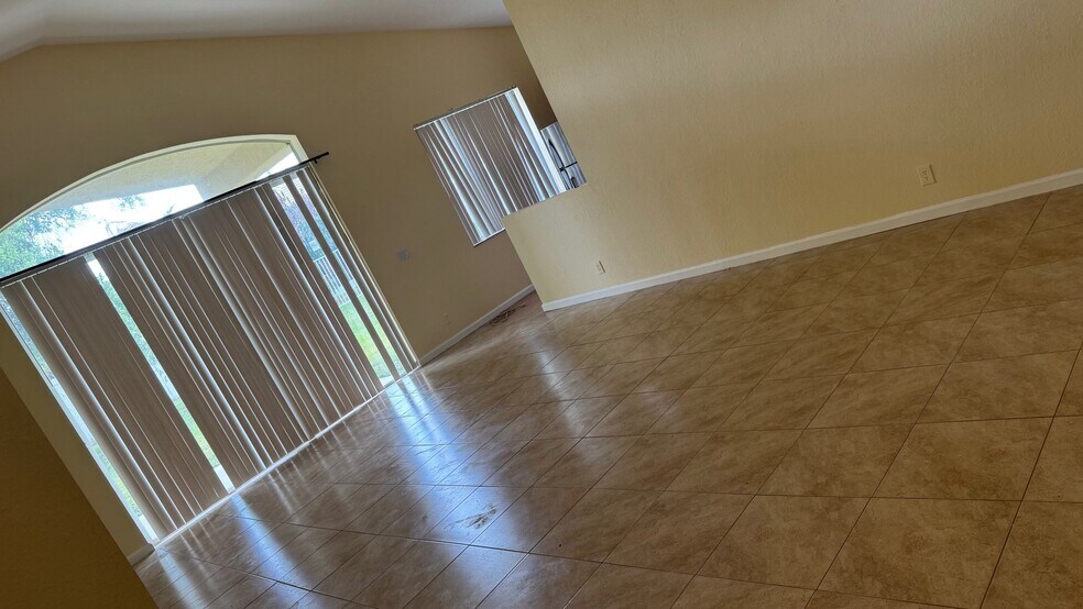 Building Photo - 6221 Spring Lake tr