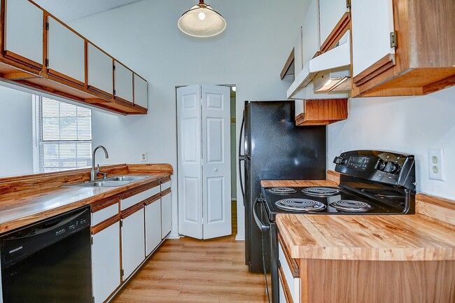 Building Photo - GATED COMMUNITY - CONDO