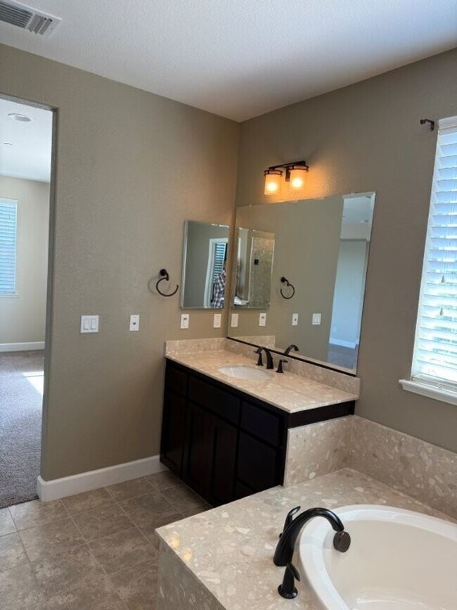 Building Photo - Newer Modern 4 Bedroom 3.5 Bath w/ Bedroom...