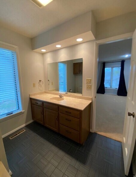 Building Photo - 1242 S Sugar Hill Pl