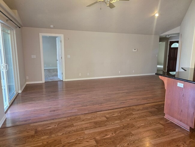 Building Photo - 3 bed 2 bath  Home for Rent in Grants Pass