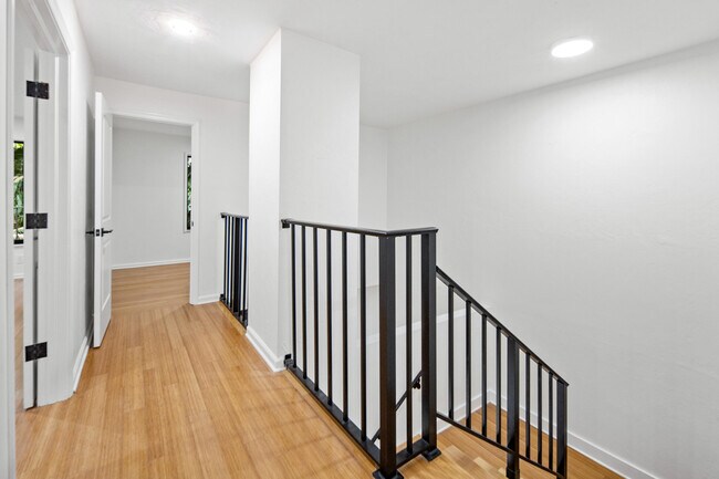 Building Photo - 19 Vía Lago