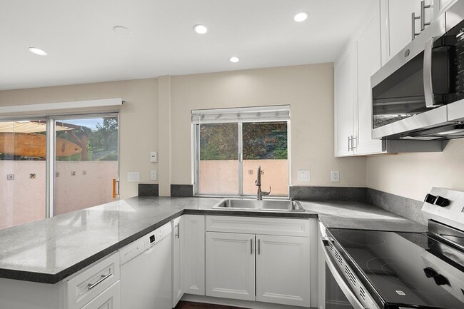 Building Photo - Spacious 4-Bedroom 2.5-Bathroom Townhome 5...