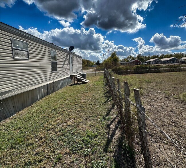 Building Photo - 999 FM 1774