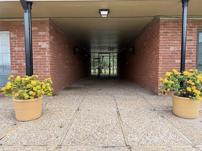 Building Photo - 11550 Chimney Rock Rd