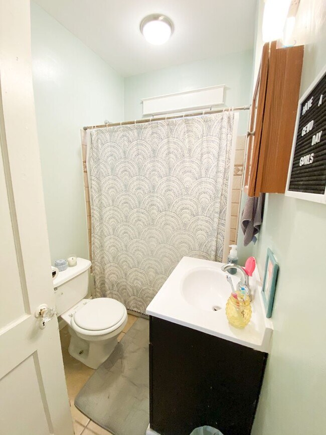 Building Photo - 722 Sunset Dr