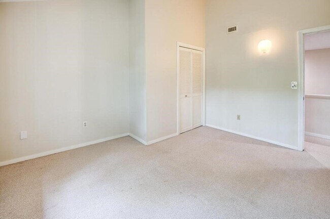 Building Photo - 559 Great Elm Way
