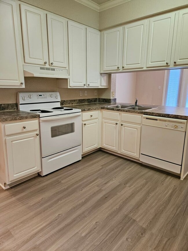 Building Photo - $600 Deposit*Spacious 1 BDRM Condo Downtown!