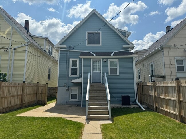 Building Photo - 4 BED, 3 BATH, Fully renovated Single Fami...