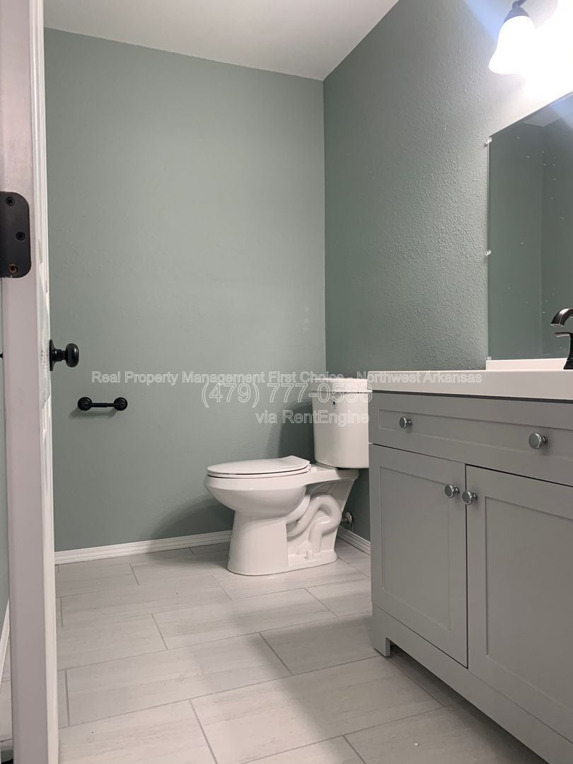 Building Photo - 205 W Parks St