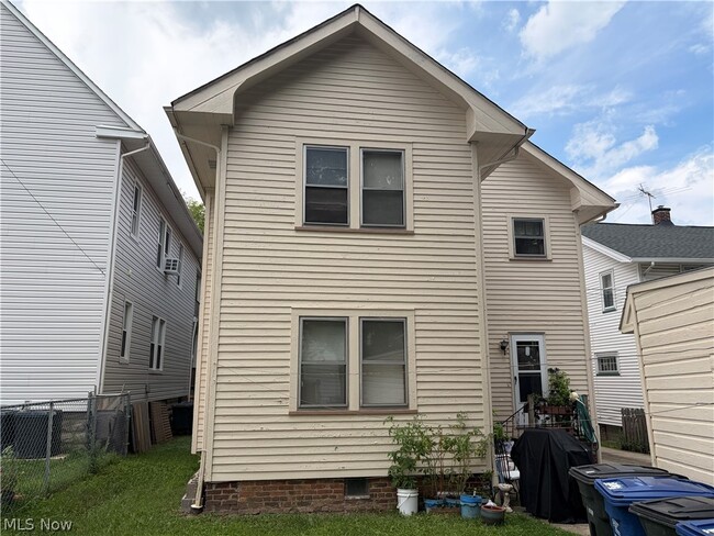 Building Photo - 1605 Larchmont Ave