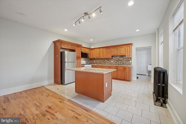 Building Photo - 6328 N Beechwood St