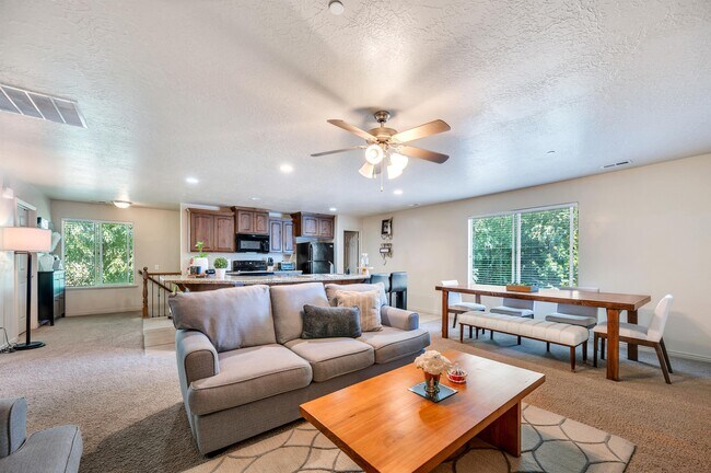 Building Photo - 35 E 150 N