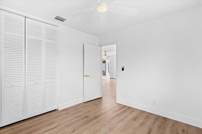 Building Photo - 533 Riverside Dr