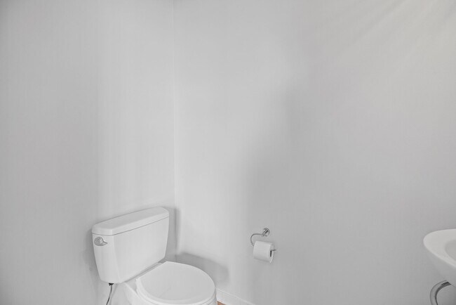 Building Photo - Modern 1-Bed 1.5-Bath + Den Condo in Minne...