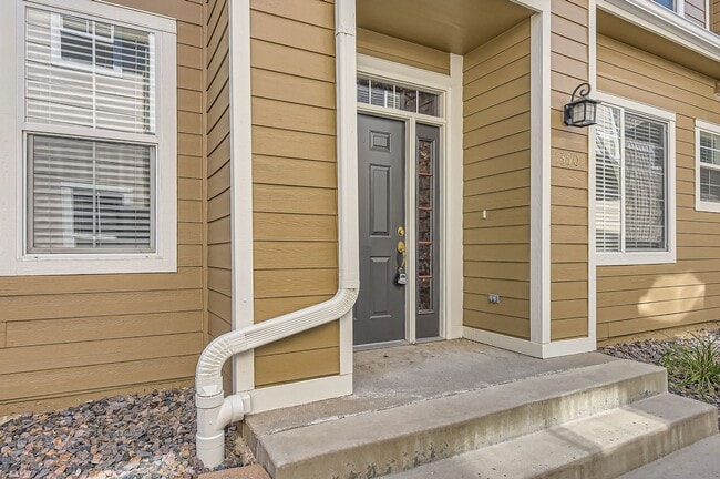 Building Photo - Evolve Real Estate: Spacious 2 Bedroom + L...