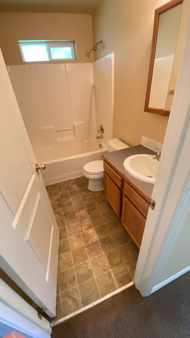 Building Photo - Townhome In A Great Location