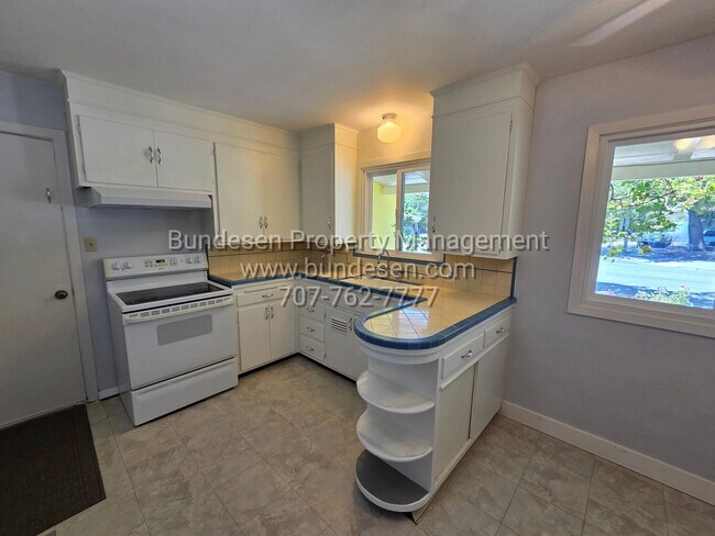 Building Photo - Beautiful 2 bedroom, 1 bath in the desirable Montgomery Village neighborhood - Santa Rosa