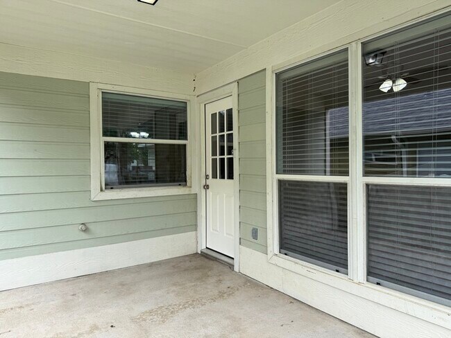 Building Photo - 413 Hilltop Dr