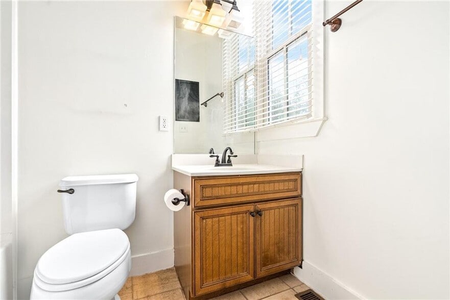 Building Photo - Cute 2BR unit at Creekside