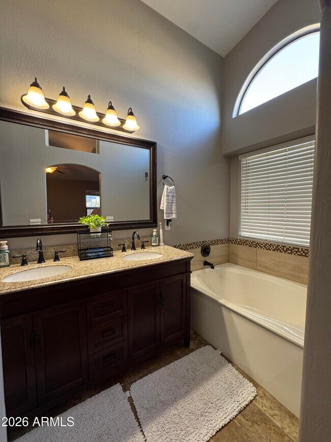 Building Photo - 734 E Kelsi Ave