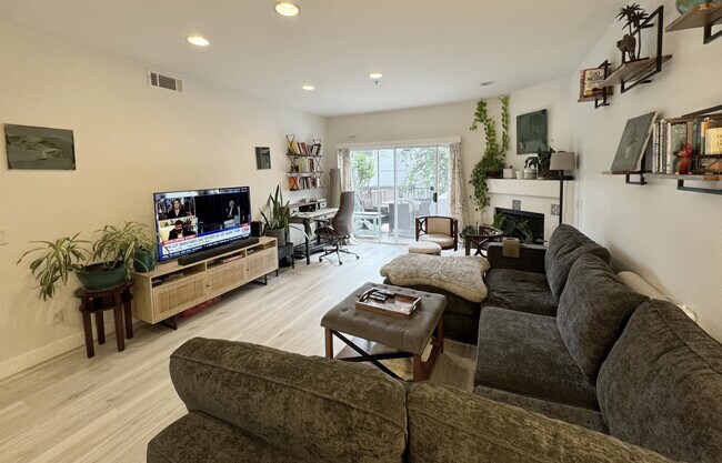 Building Photo - 3645 Cardiff Ave