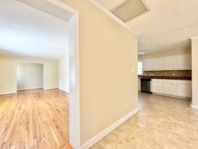 Building Photo - Well Maintained 3 Bedroom Home Off Lake Brandt Rd!