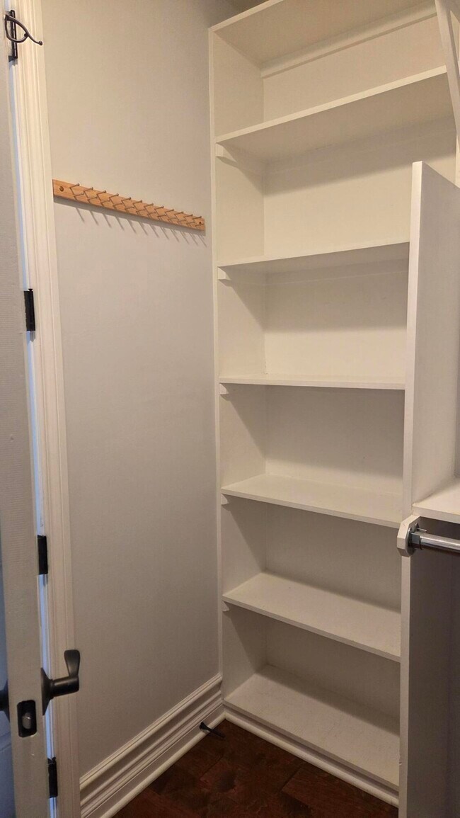 Building Photo - 934 W Huron St