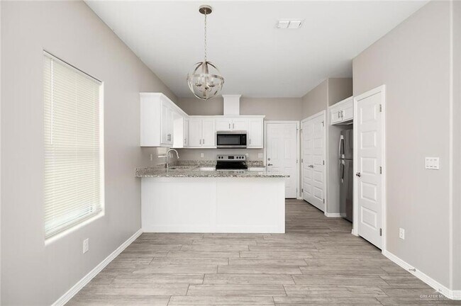 Building Photo - 304 S Retama Ln