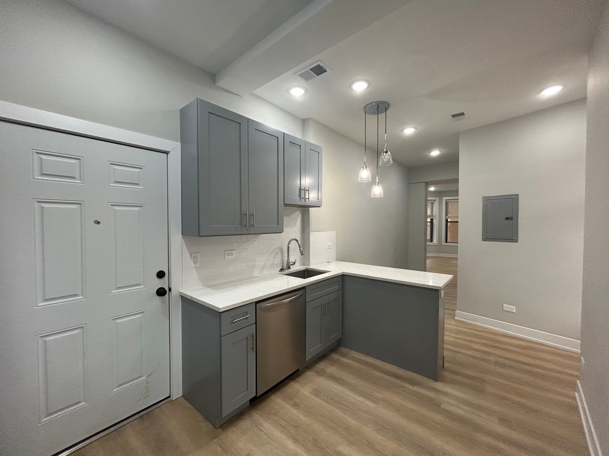 Building Photo - 423 W Belden Ave