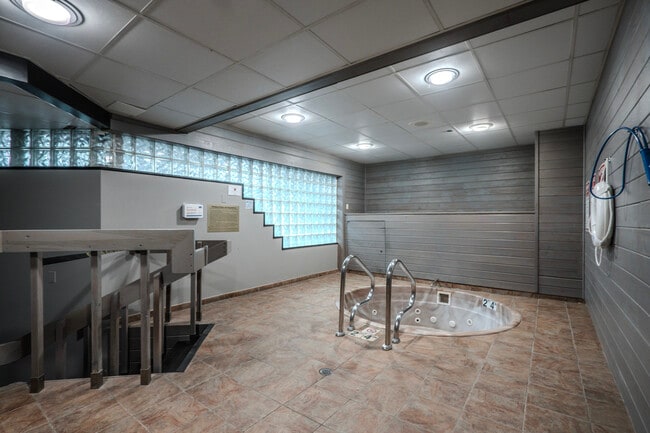 Building Photo - 10 E Ontario St