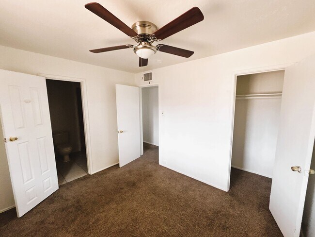 Building Photo - 3 bed 2 bath home with Garage